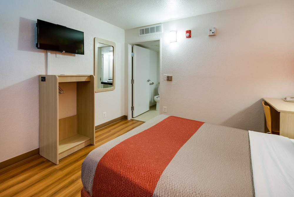 Motel6 Lenexa, KS - Kansas City Southwest 15/44