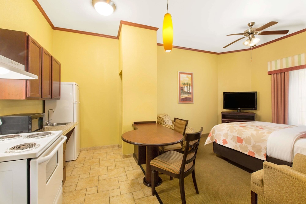 Hawthorn Suites by Wyndham Corpus Christi Padre Island 8/25
