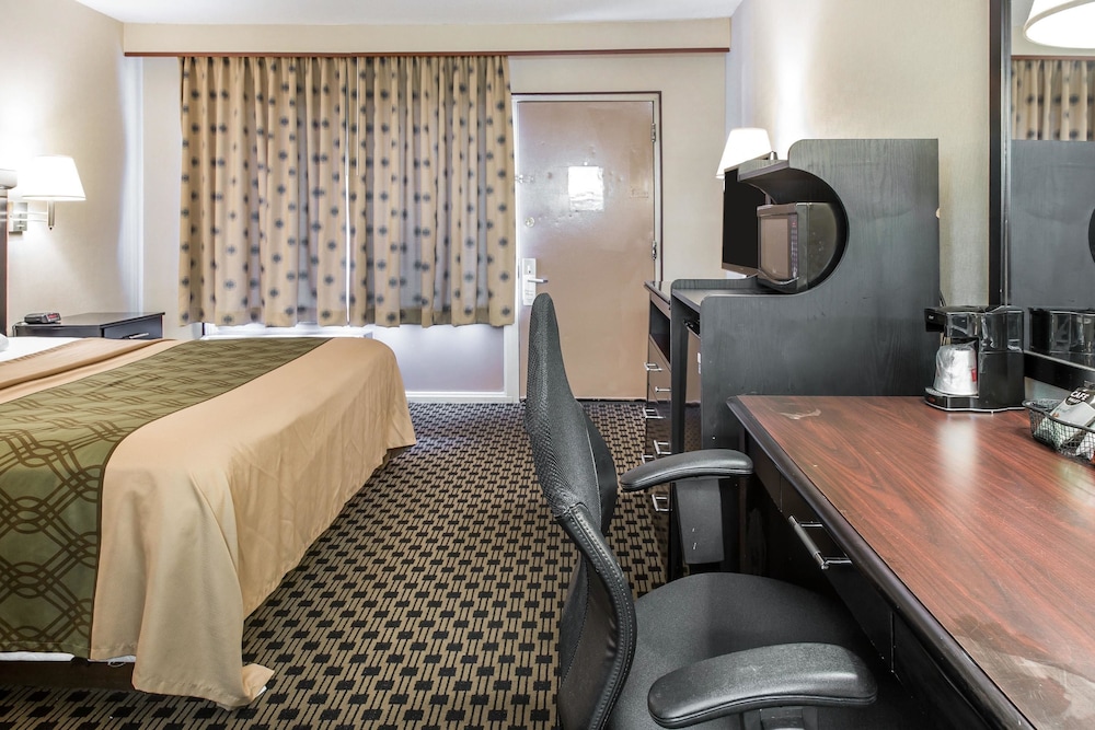 Econo Lodge West Haven 27/38