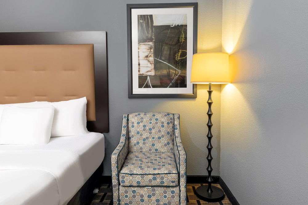 La Quinta Inn and Suites by Wyndham Mt. Pleasant 14/72