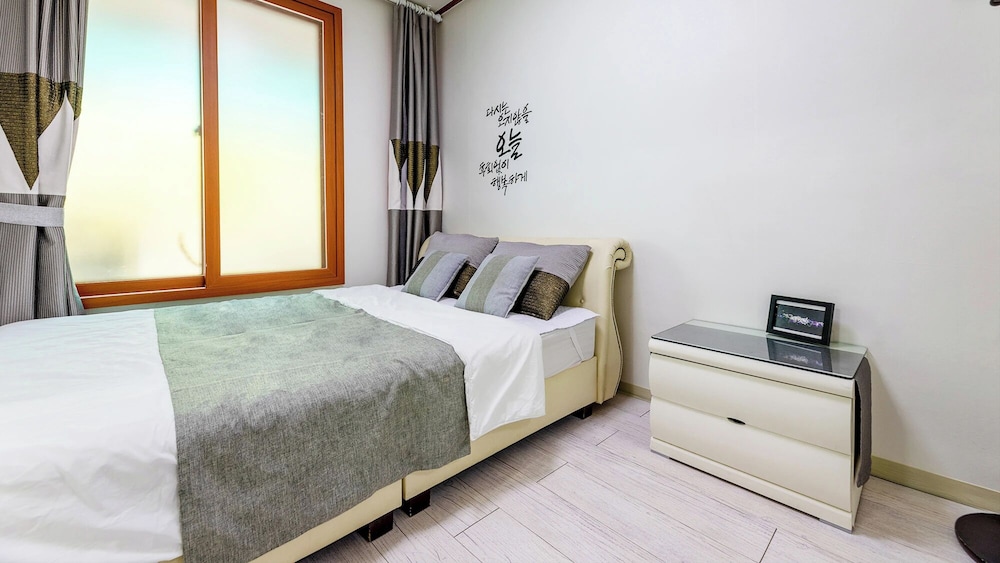 1 Bedroom, Daisy, Basic, Double Bed