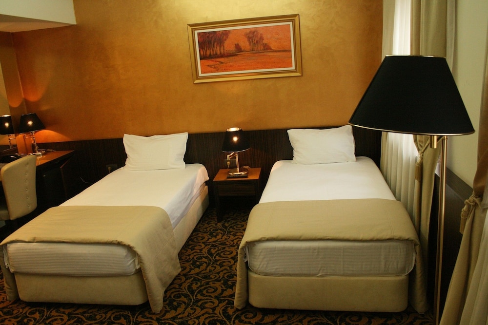 DELUXE, TWIN BEDS
