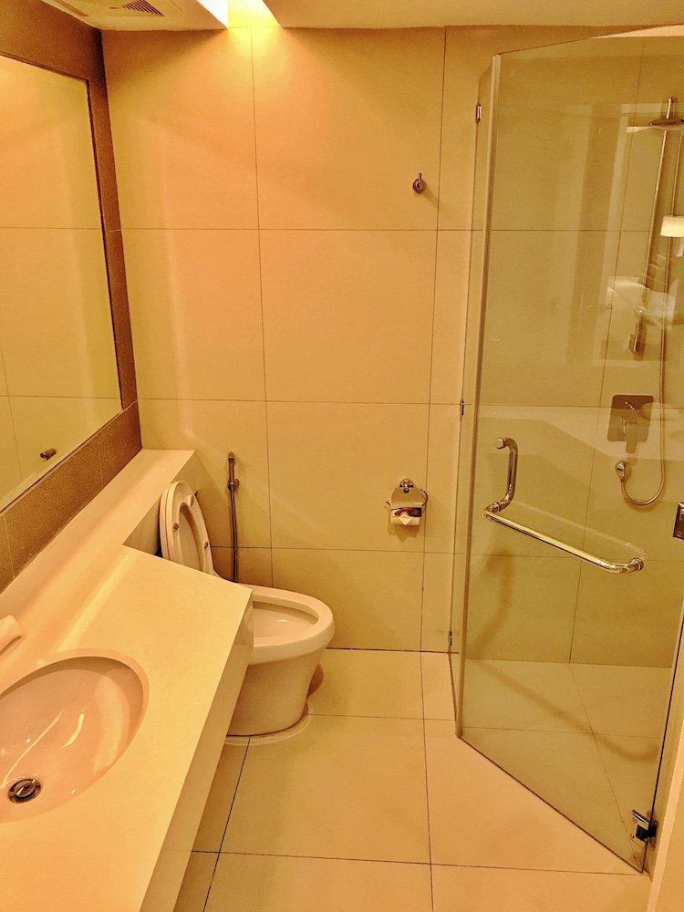 Crown Hotel Palawan at Harbour Springs 53/54