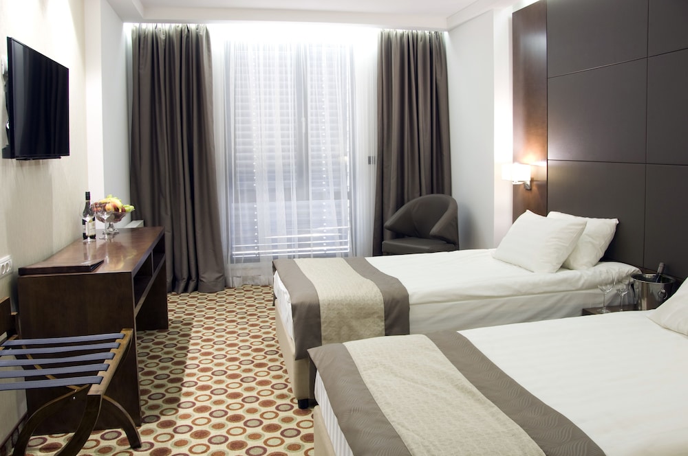 DELUXE, DOUBLE OR TWIN BED