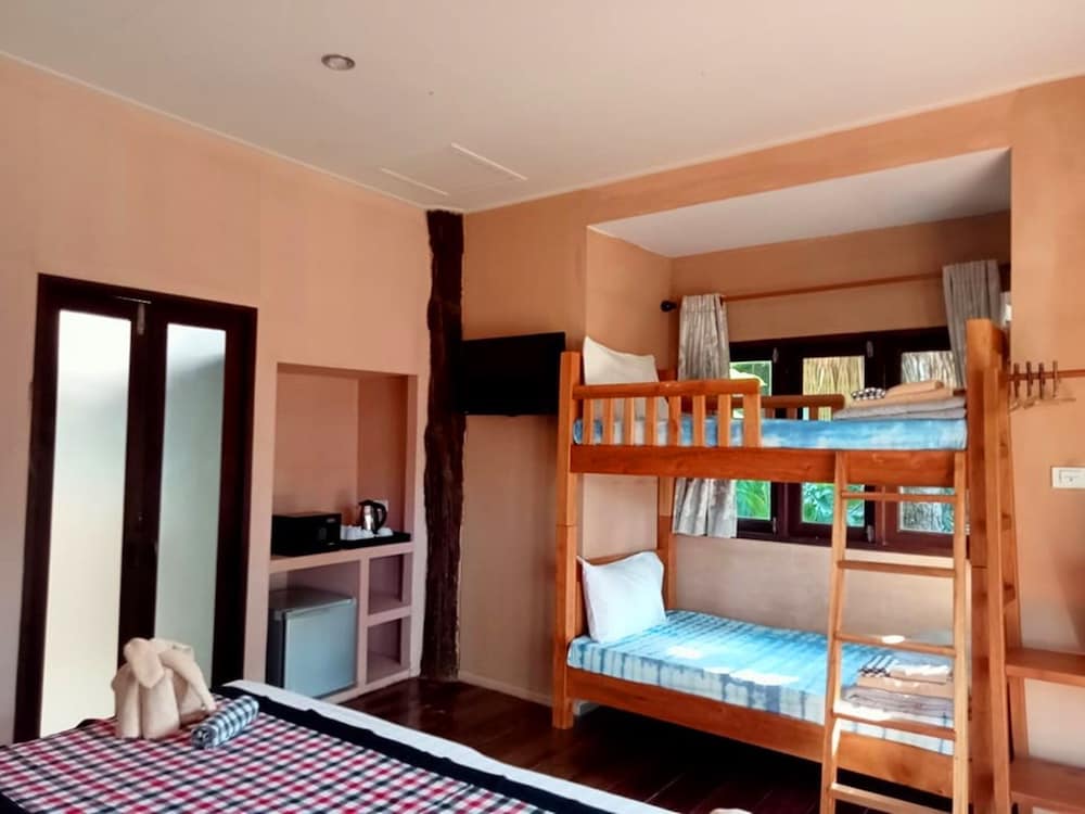 THAPWARIN RESORT(KOH NGAI) 12/50
