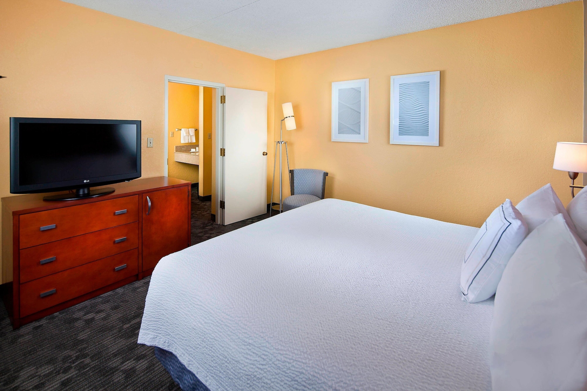 Suite, King Bed, Sofa