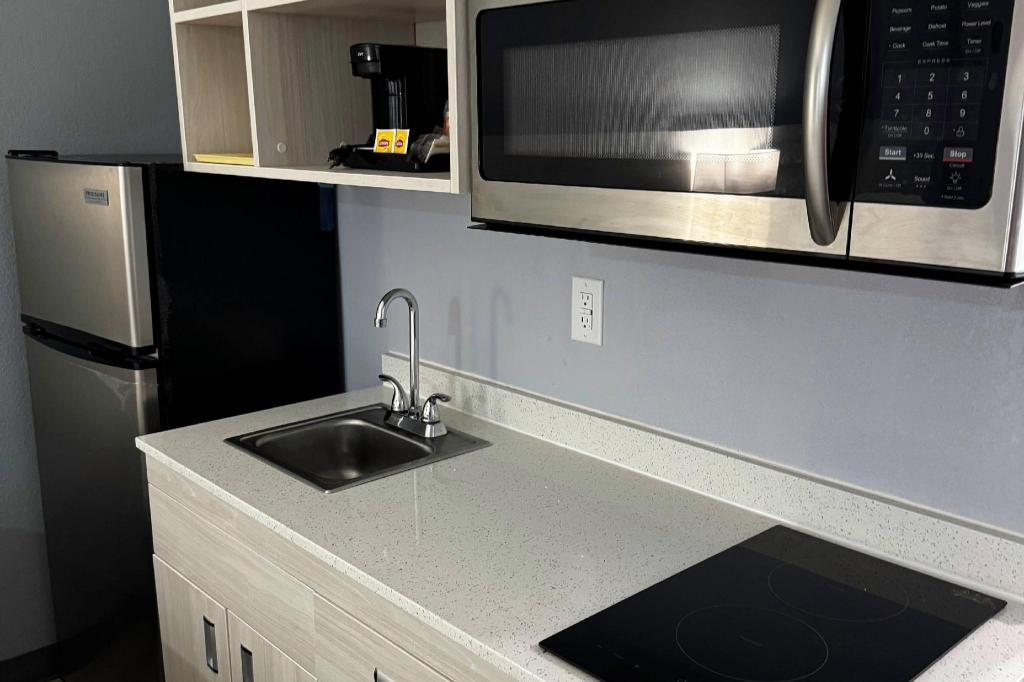 Efficiency, 2 Double Beds، Suburban Studios Christiansburg - Blacksburg 3/4