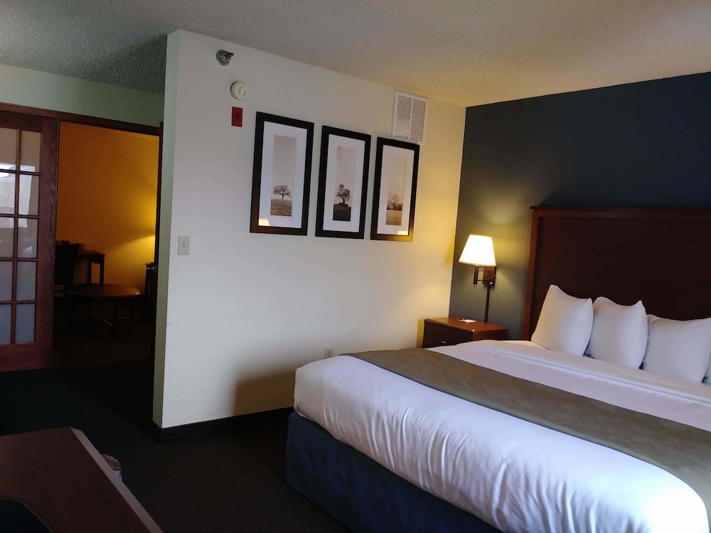 DELUXE, STUDIO, SUITE, KING BED