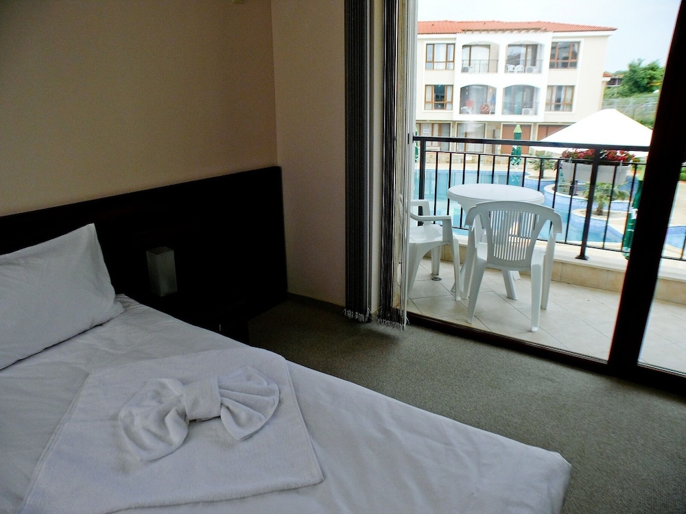 PARADISE BAY RESORT 23/80