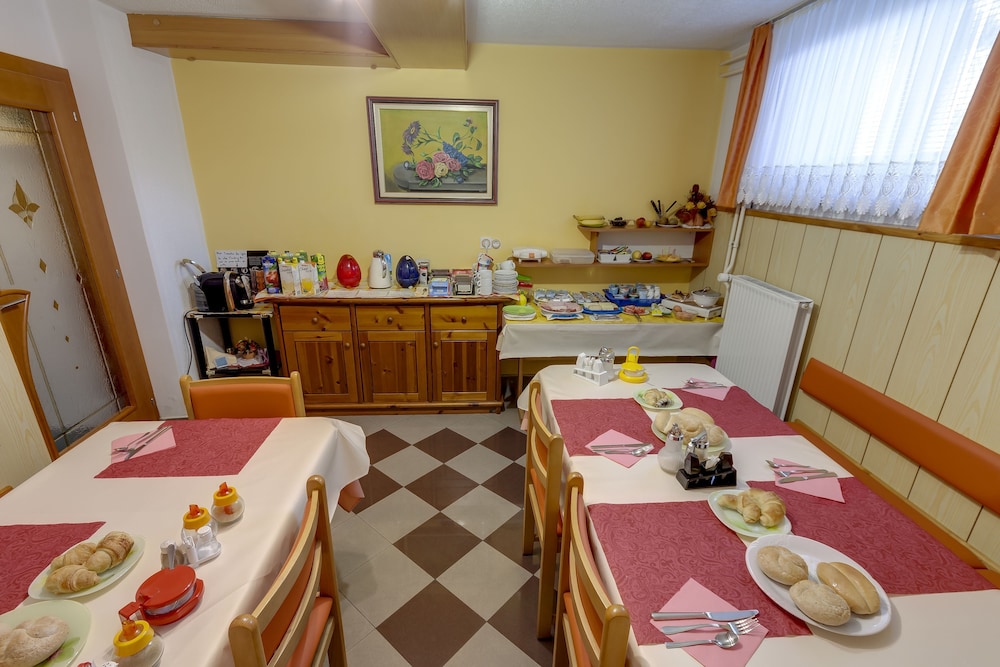 Rooms and Apartments Jana 61/76