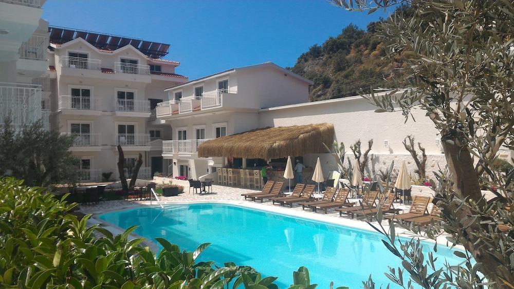 Montebello Deluxe Hotel 6/49