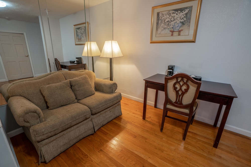 Hyannis Plaza Hotel 38/63