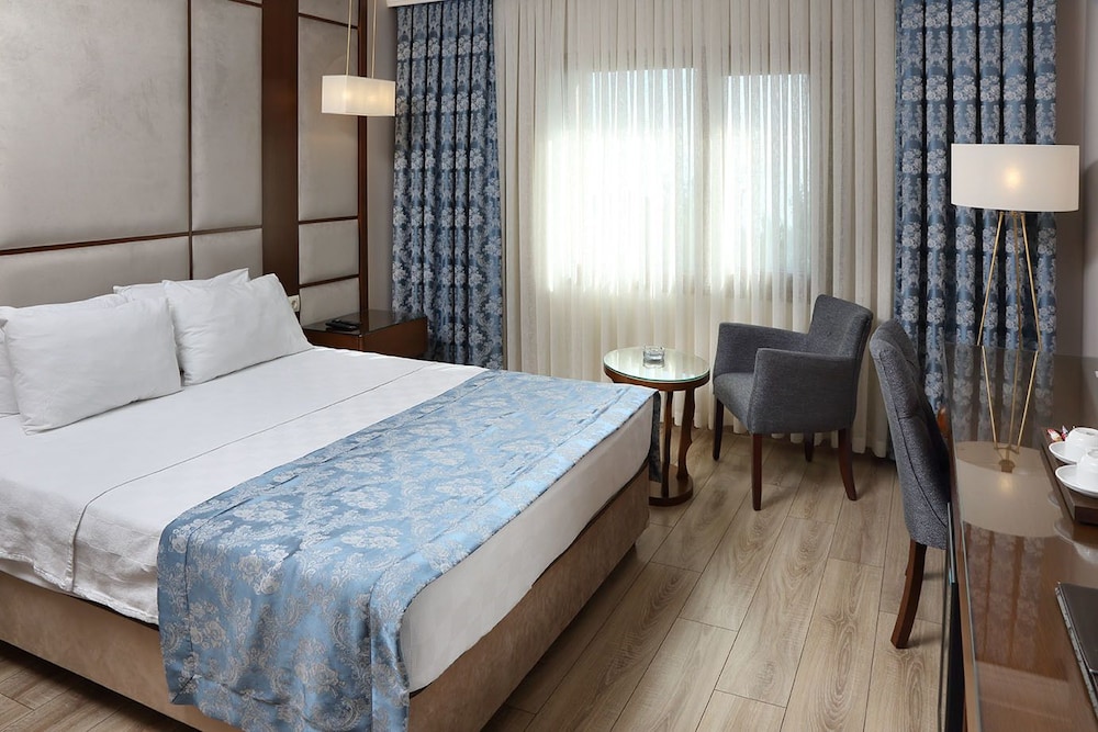 Golden Lake Hotel 14/50