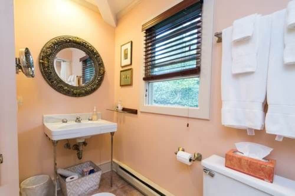 Hidden Garden Cottages Bed &amp; Breakfast 48/49