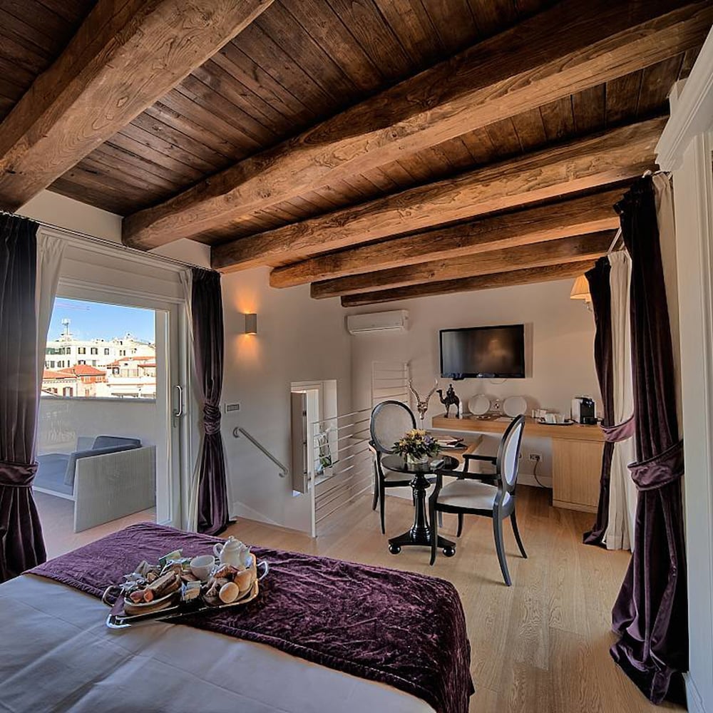 Trevi Palace Luxury Inn 36/54