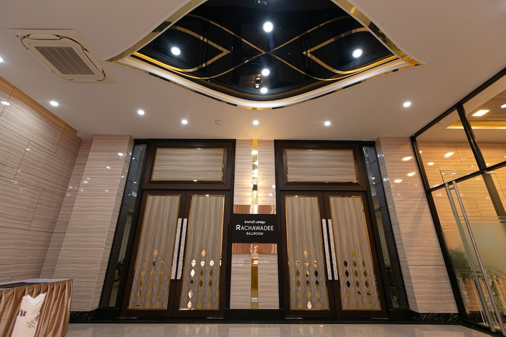 Grand Ratchapruek Hotel in PAK KRET