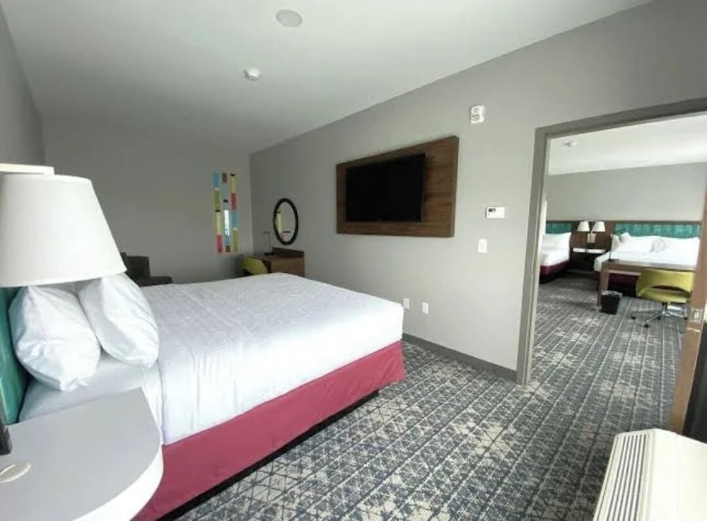 2 Rooms, Suite, 1 King and 2 Queen Beds, Sofa
