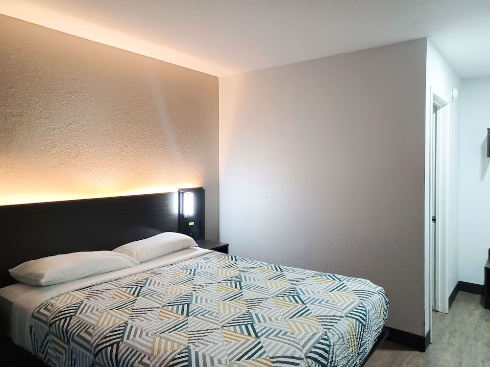 DELUXE, QUEEN BED, SMOKING