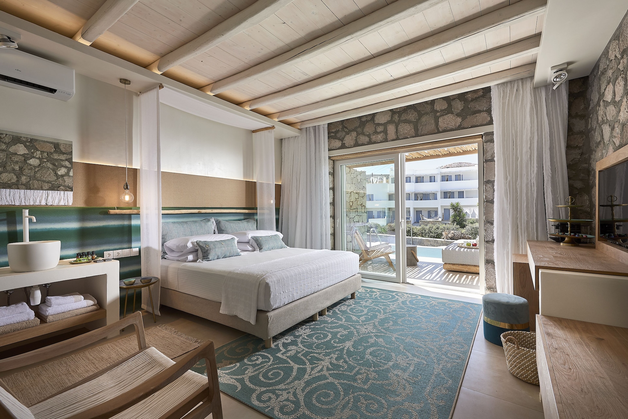 SUPERIOR, SUITE, PRIVATE POOL