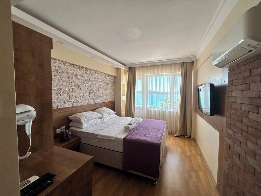 ROOM, DOUBLE BED, PARTIAL SEA VIEW