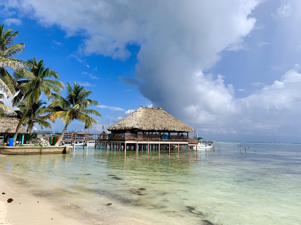 Aquavista Beachfront Suites 24/29