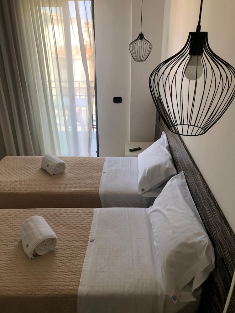 DELUXE, DOUBLE OR TWIN BED