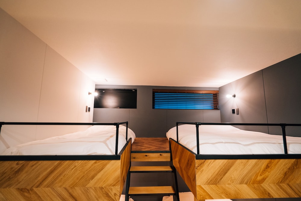 DELUXE, STUDIO, MULTIPLE BEDS, KITCHENETTE