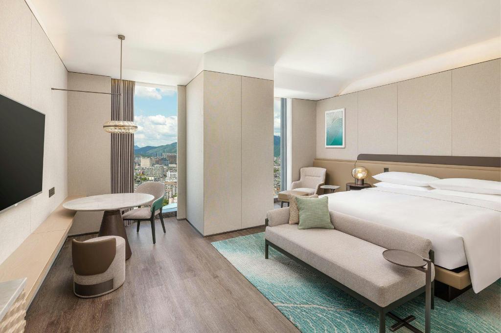 Guest Room, Deluxe, King Bed, Mountain View