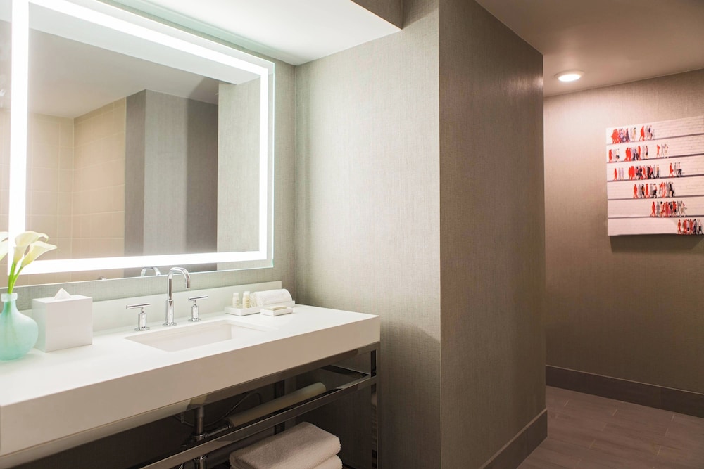 Club, 2 Queen Beds, Renaissance Chicago Downtown 3/3