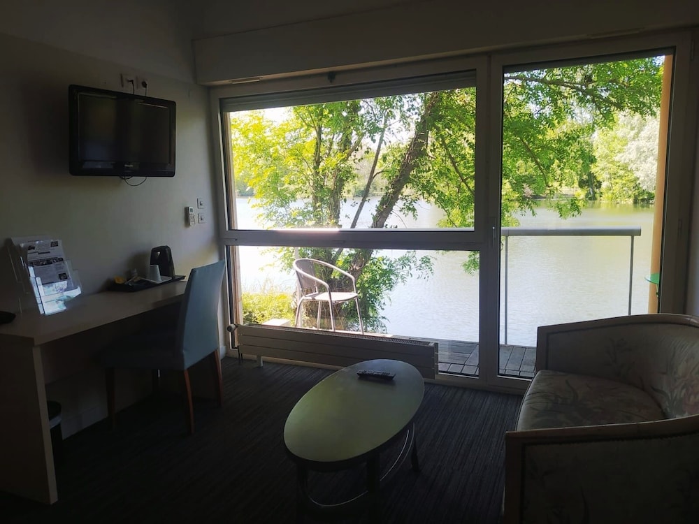 Hotel Ile Du Saussay 44/69