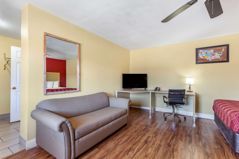 Econo Lodge Clovis 37/58