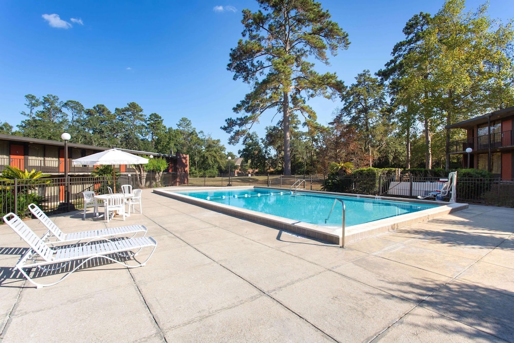 Days Inn Suites Tallahassee Conference Center I 10 Hotel 27/57