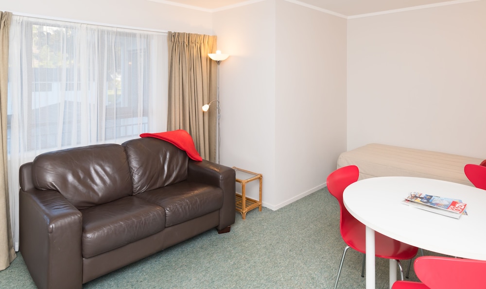 Outrigger Motel 20/38