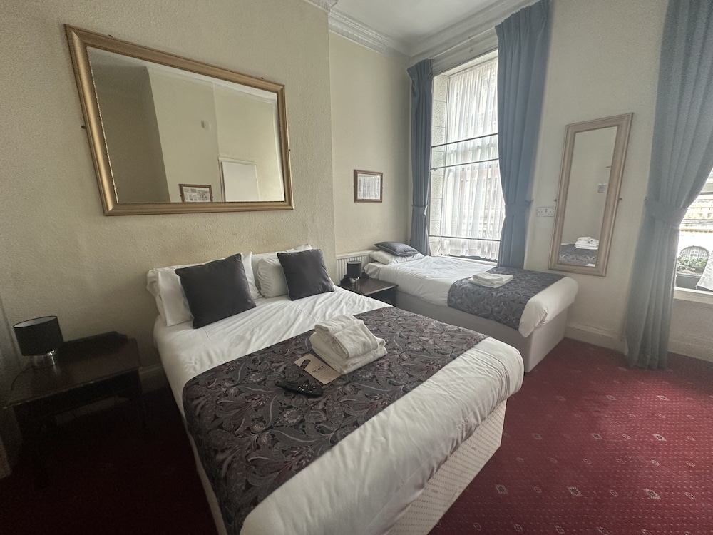 غرفة أساسية ثلاثية بسرير مزدوج وسرير فردي بحمام مشترك، Arran House Hotel 4/6