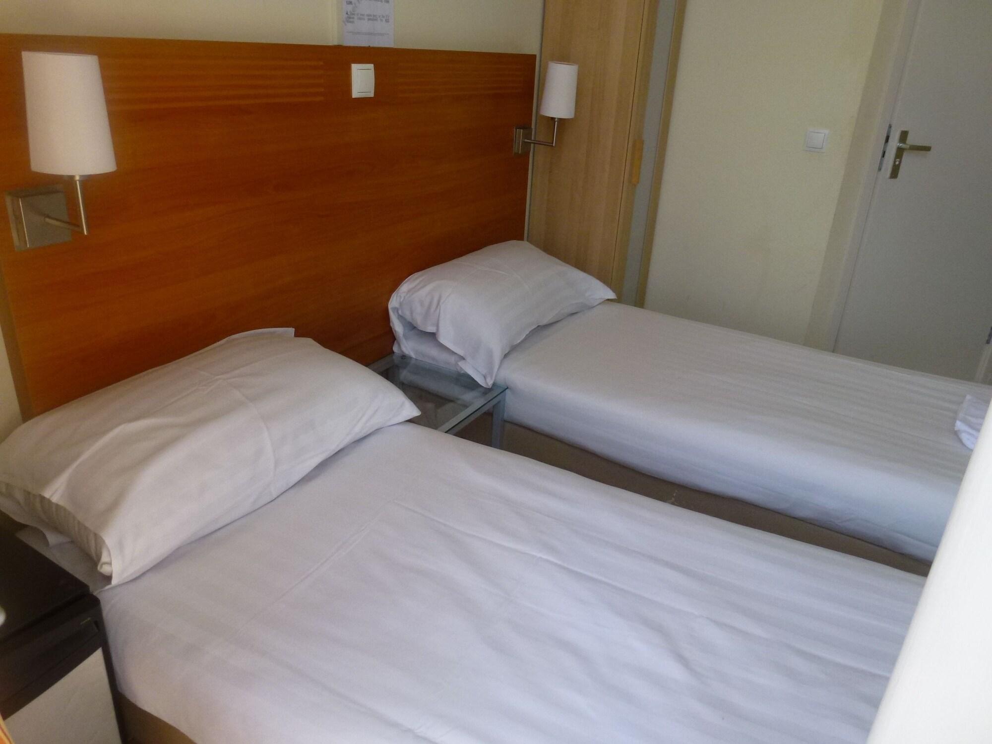 Room, Twin Beds, No Window