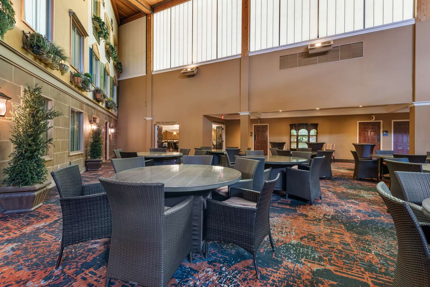 Best Western Plus White Bear Country Inn 40/47