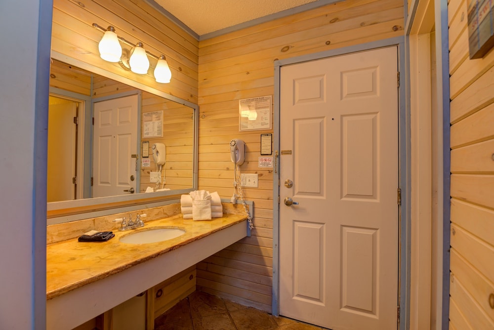 Maine Woods Inn At Vacationland Inns 18/19
