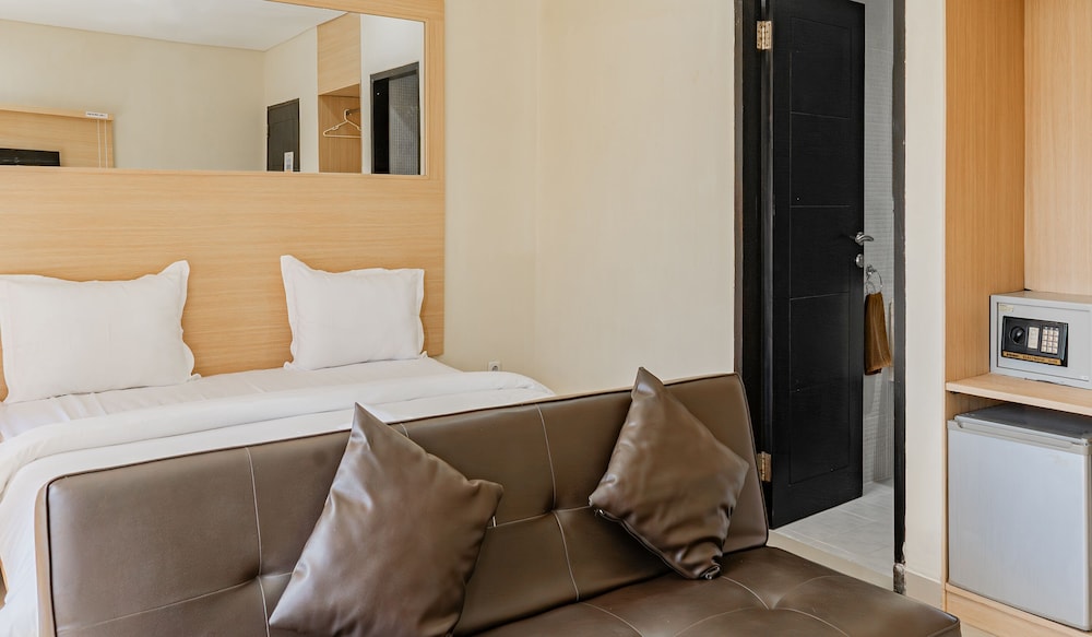 Super OYO 93765 Airport Kuta Bali Hotel 24/37