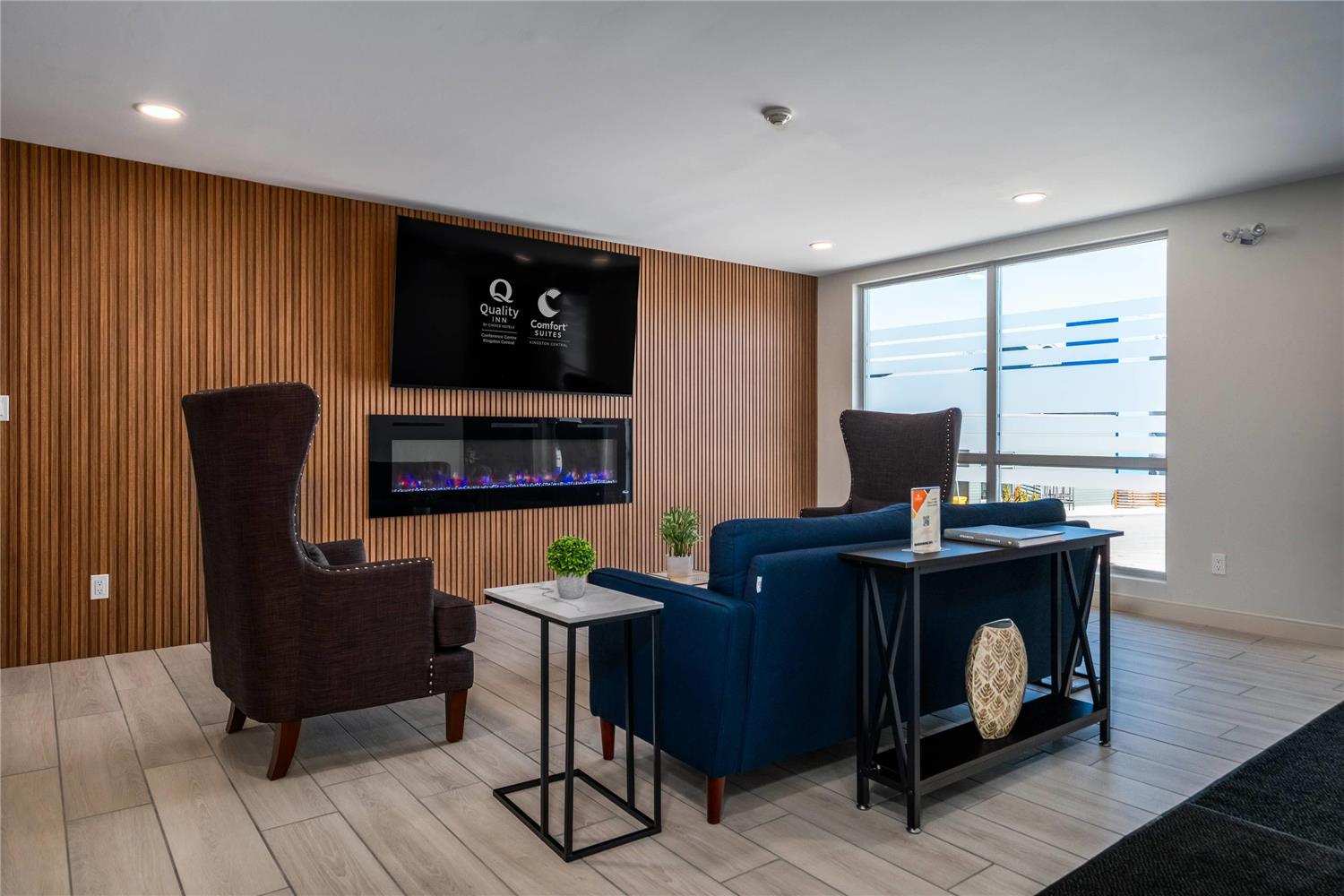 Comfort Suites Kingston Central 15/16
