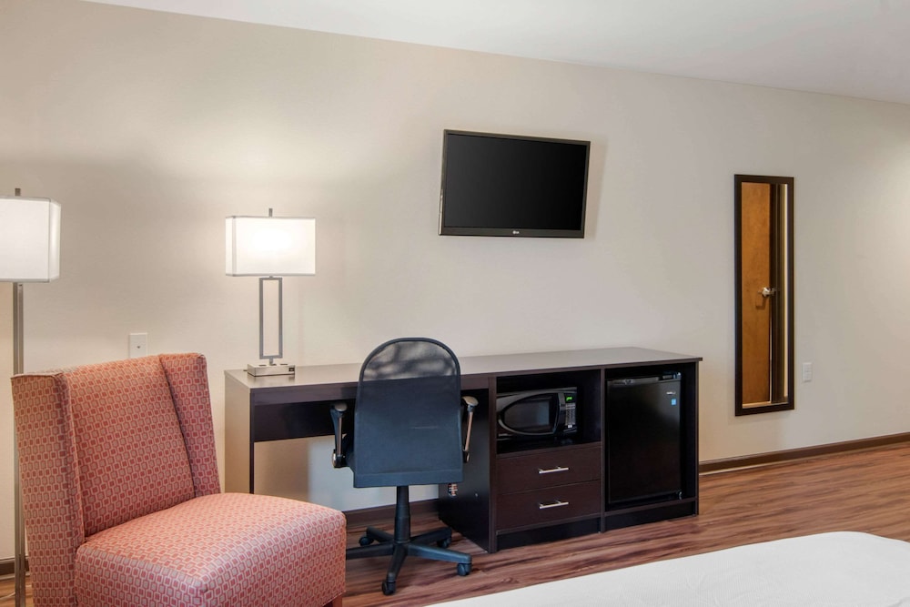 Econo Lodge Inn & Suites Springfield Main Street 42/63