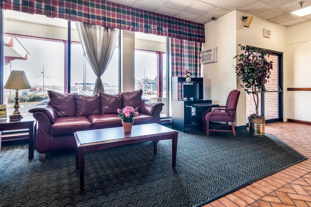 Econo Lodge Inn & Suites Conference Center 29/44
