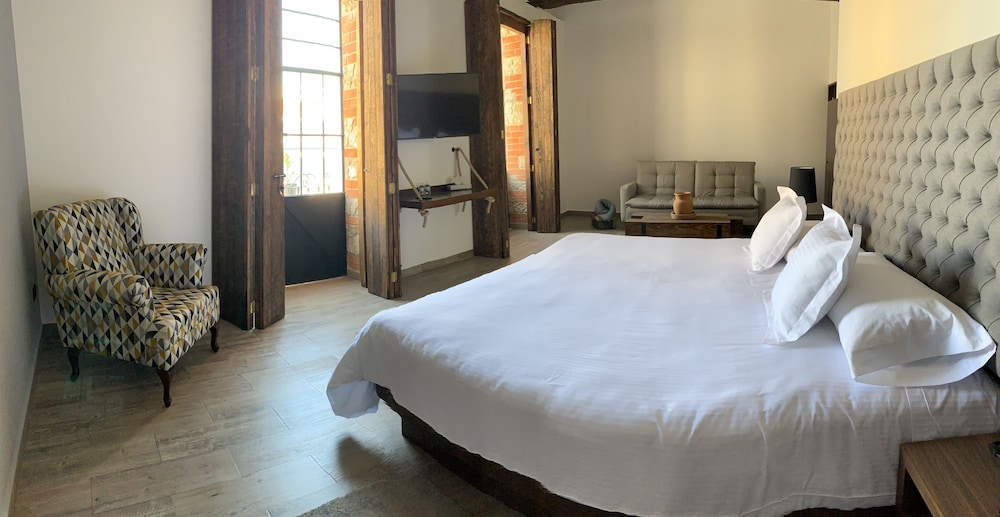 Hotel Diana Unico 4/23