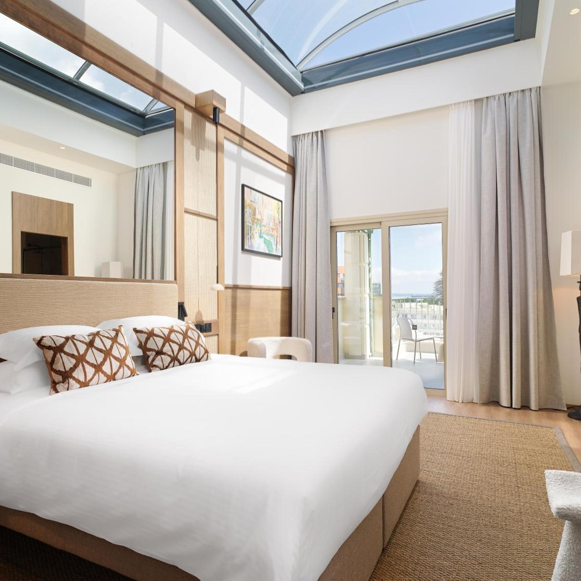 Skylight, Suite, Outdoor Jetted Tub, Sofa