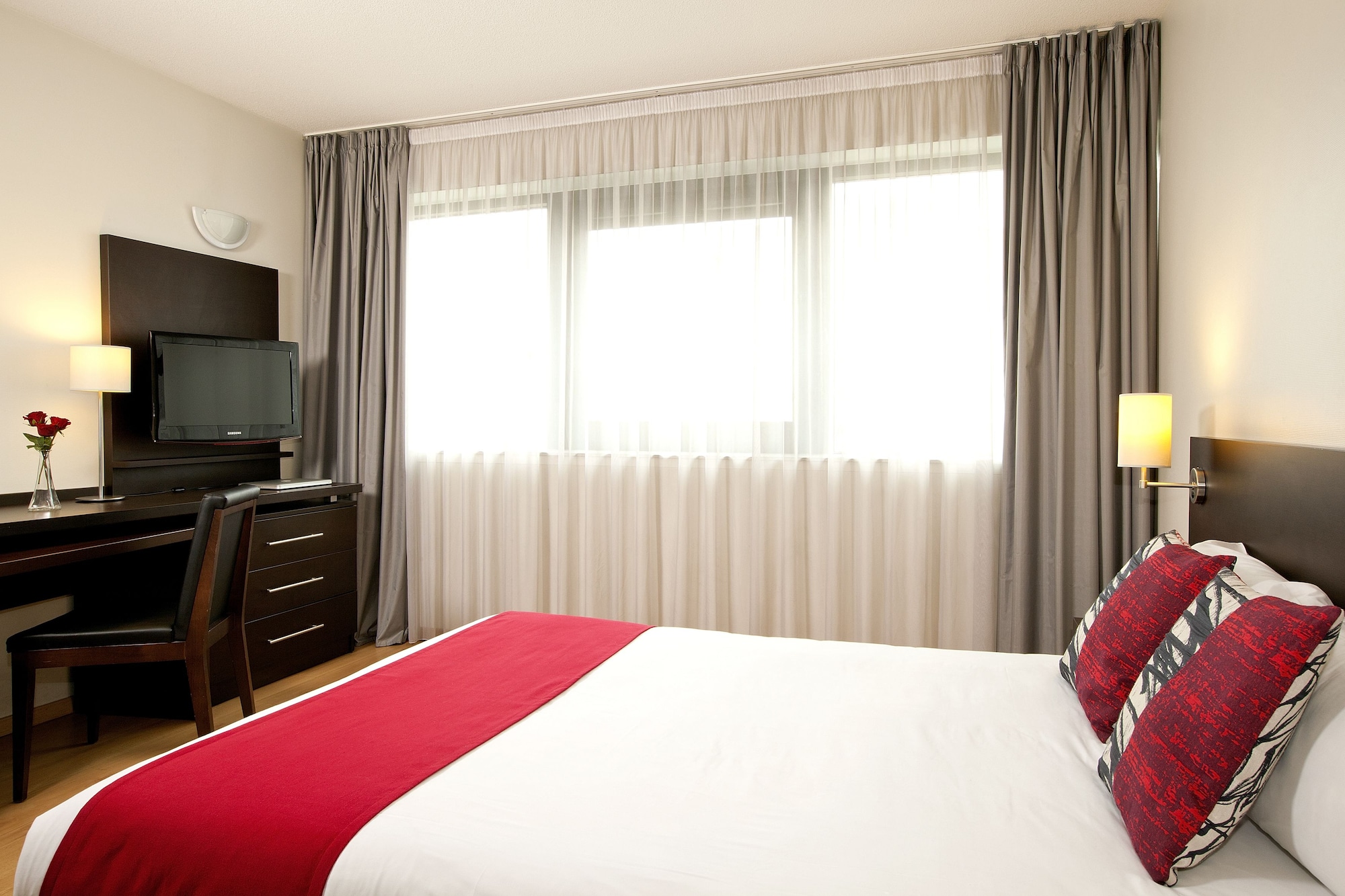 STUDIO, QUEEN BED