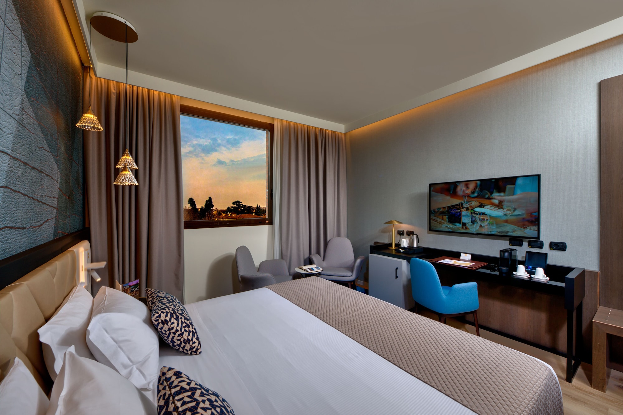 DELUXE, DOUBLE BED