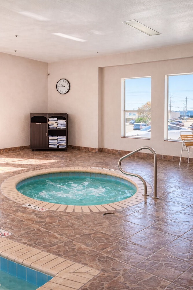 La Quinta Inn & Suites by Wyndham Kerrville 35/61