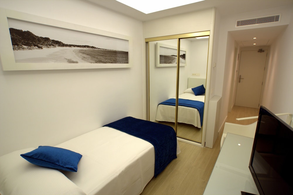 Argos Hotel 27/82