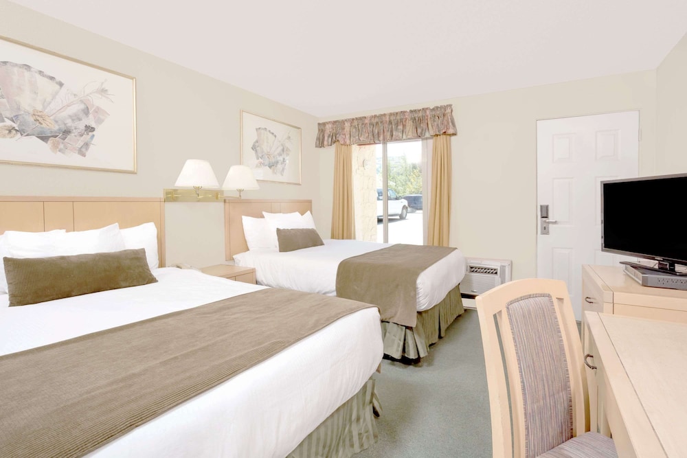 Howard Johnson By Wyndham Downtown Kamloops 8/33