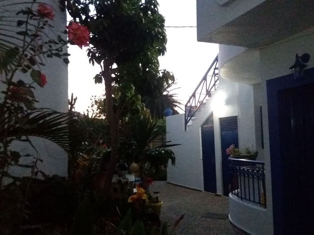 Psaras Apartments 10/70