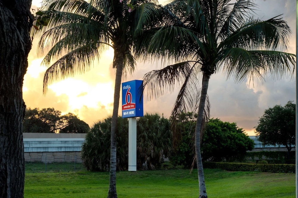 Studio 6 Extended Stay - West Palm Beach, FL 48/52